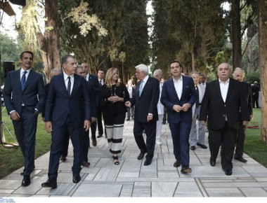 Στιγμιότυπα από την δεξίωση του Προεδρικού Μεγάρου - Τι φόρεσαν οι γυναίκες της πολιτικής